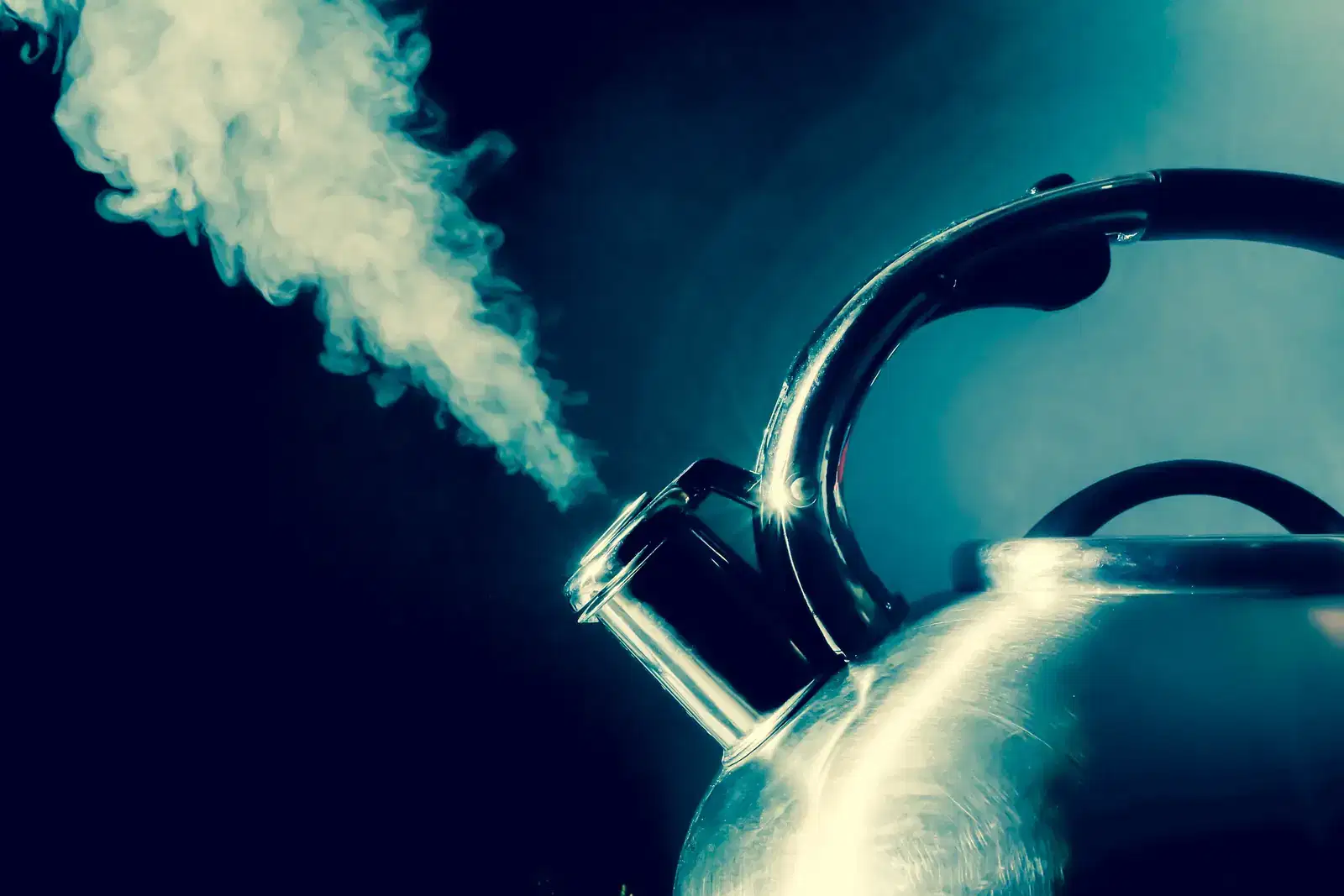 Steam pouring from a kettle as it reaches the boil, an image of anxiety vs panic: worry that builds gradually, and a panic attack that hits sudden and intense, with its peak in minutes and strong physical symptoms.