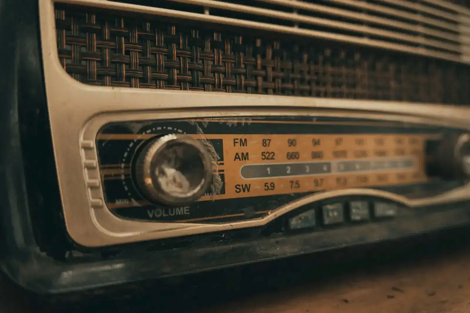 Close-up of a vintage radio volume dial, a reminder that parents can stop yelling, lower their voice and stay calm instead of yelling at kids when frustration rises at home